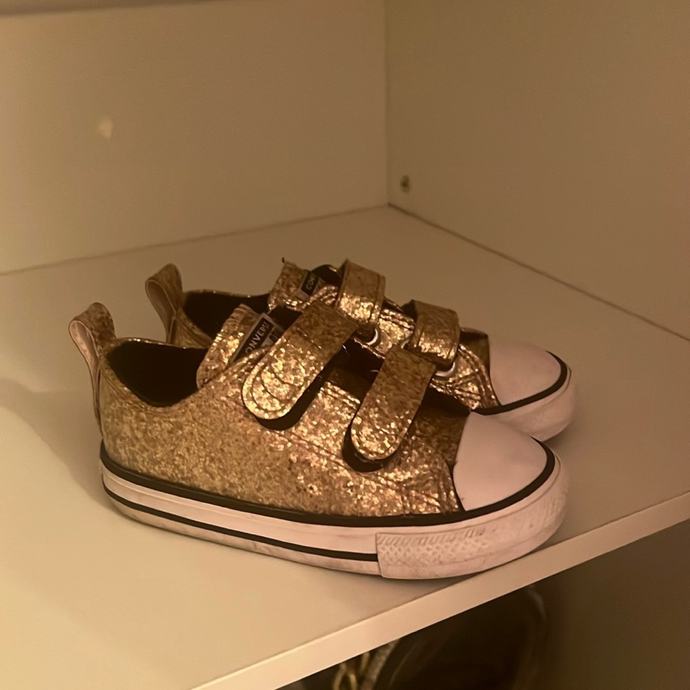 Toddlers shoes gently used.